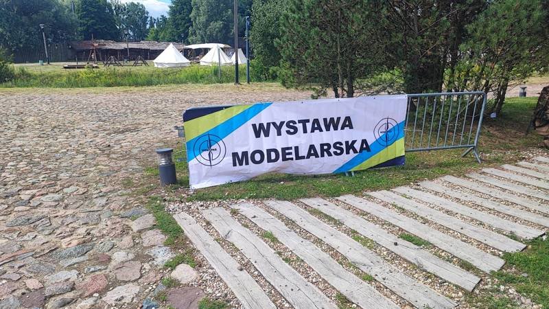 Baner Wystawa modelarska Stowarzyszenia KOMPAS przy wejściu do Faktorii Handlowej