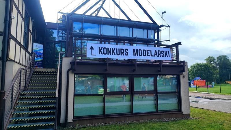 Budynek Centrum Kultury i Sportu w Pruszczu Gdańskim z banerem Konkurs modelarski