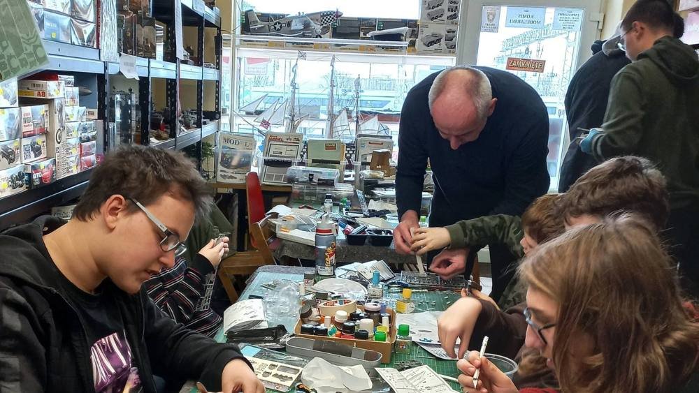 Młodzież przy pracy na warsztatach w sklepie Przystanek Hobby