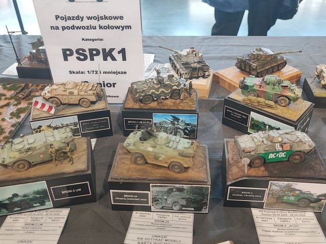 Pojazdy kołowe w skali 1:72 na stole konkursowym XIV Festiwalu Kultury Modelarskiej w Olsztynie 2025