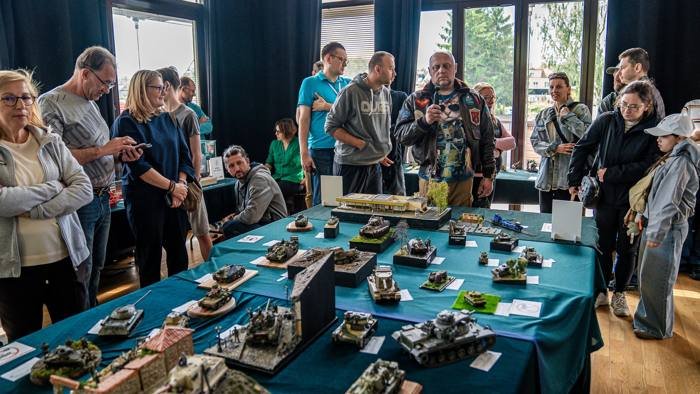 Zwiedzający oglądają prace na Festiwalu 2026